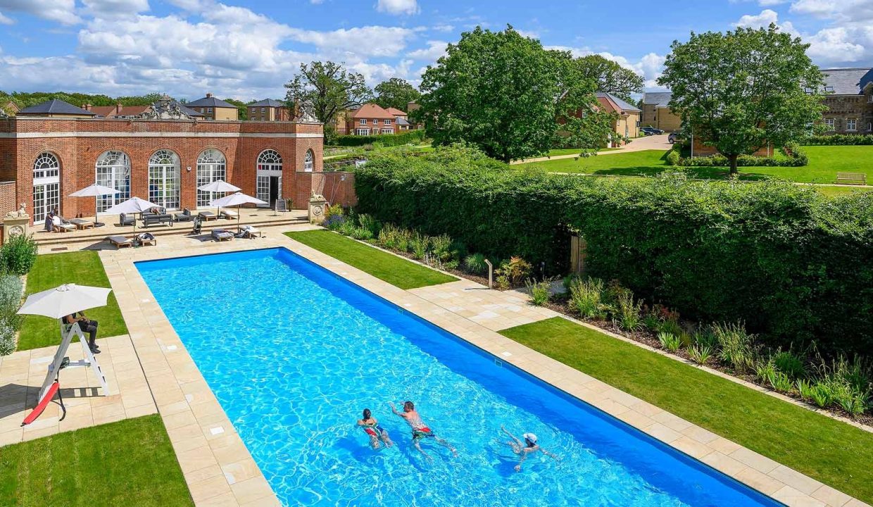 trent-park_the-lawn-club_exterior-swimming